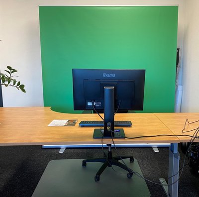 Roll-Up banner XL 200x200cm voorzien van greenscreen t.b.v. Zoom meeting of webinar.